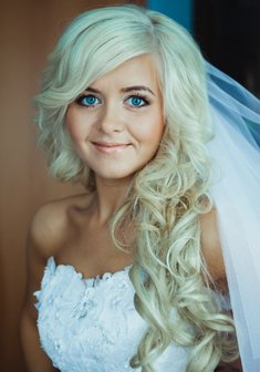 Cвадебная прическа Л17385 с распущенными волосами