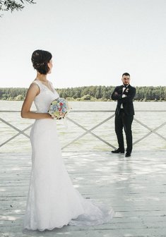 Cвадебная прическа Асимметричный низкий пучок (Т21434) с собранными волосами