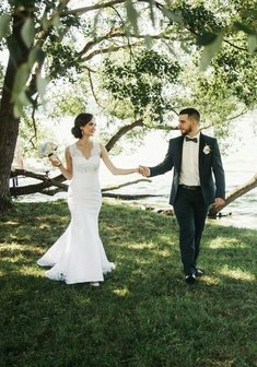 Cвадебная прическа Асимметричный низкий пучок (Т21442) с собранными волосами