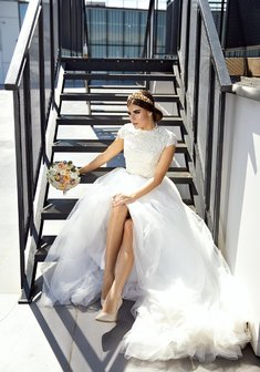 Cвадебная прическа Классический гладкий низкий пучок (Т21445) с собранными волосами