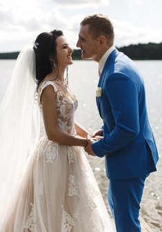 Cвадебная прическа Объемный низкий пучок (Т21489) с собранными волосами