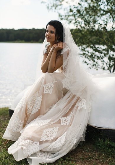 Прическа на свадьбу Объемный низкий пучок (Т21488) - Стилист-визажист Тамара Анисимова...